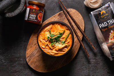 Zuppa di tagliatelle al curry tailandese