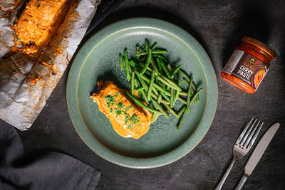 Salmone tailandese al forno con curry rosso al cocco